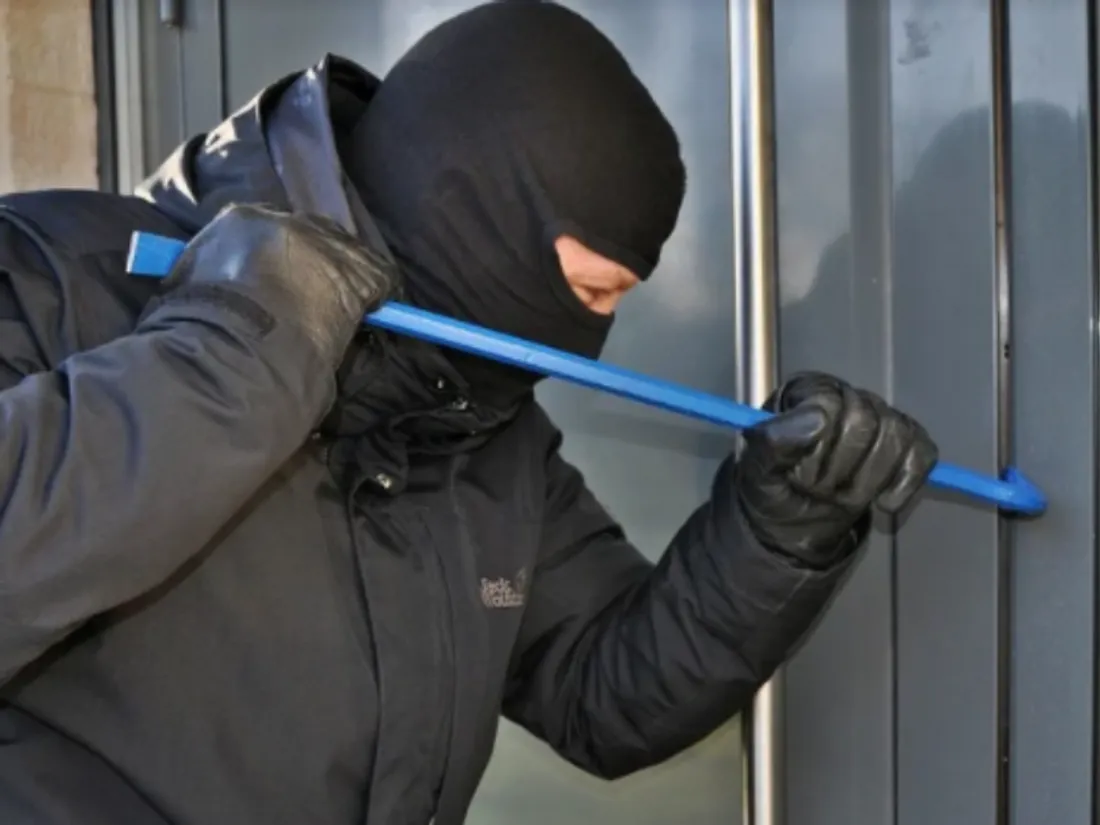un cambrioleur s'introduisant dans une maison